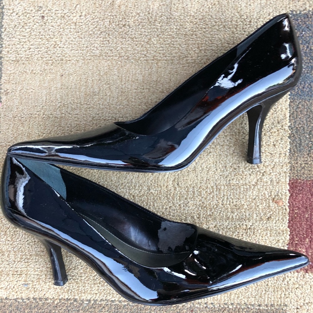 Black pumps